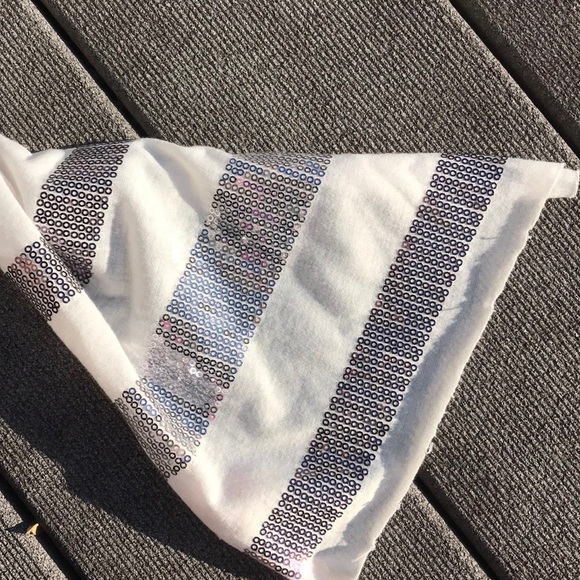 ☀️ Silver and White Striped Scarf - Picture 2 of 3